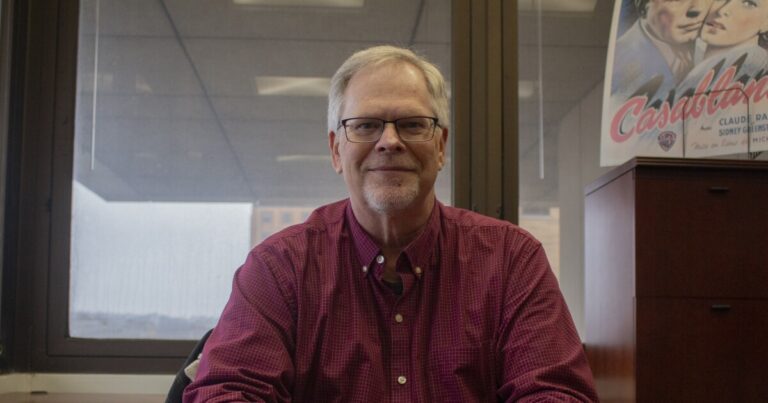 피츠버그에는 큰 아이디어가 있습니다. 한 교수가 이를 기록하고 있습니다.
    


