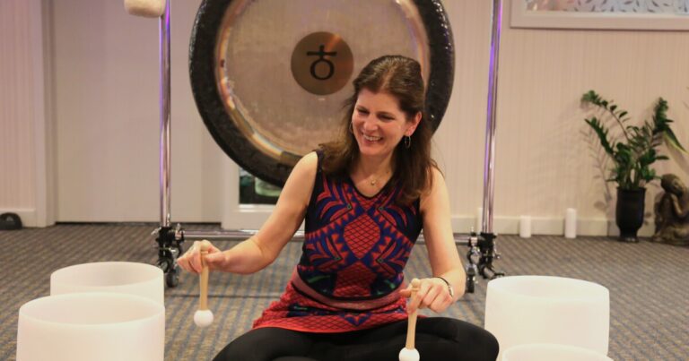 피트 의과대학생들은 유명한 CMU 바이올리니스트와 함께 소리의 치유력을 연구합니다.
    


