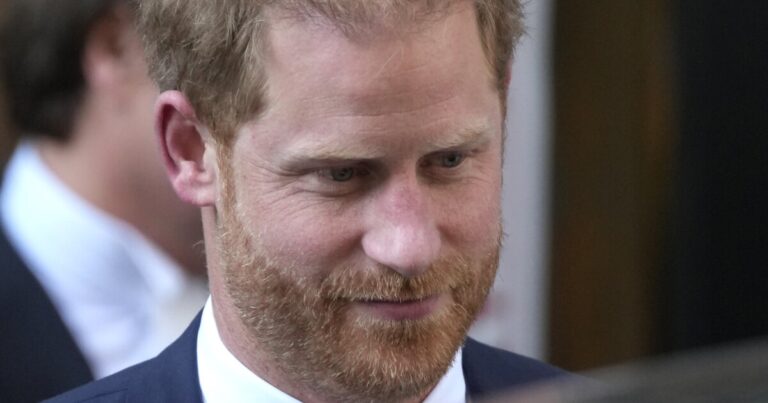 해리 왕자는 재판이 시작될 때 머독의 영국 타블로이드와 정착합니다.
    


