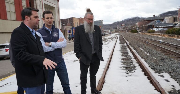 Deluzio는 Vance에게 동부 팔레스타인 탈선 기념일 전날 철도 안전을 추진하기 위해 전화합니다.
    


