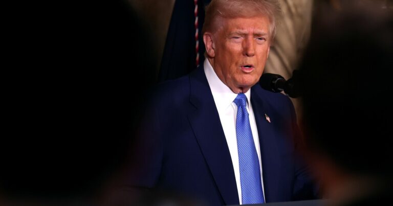 GOP 상원 의원은 트럼프의 우크라이나 수사학을 확인하면서도 그의 전략을 뒷받침하고 있습니다.
    


