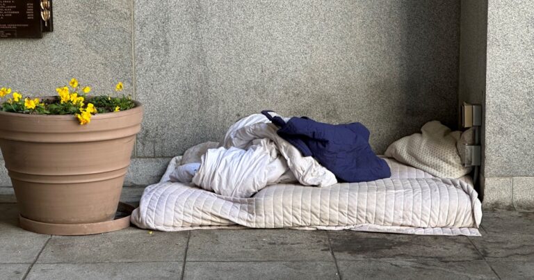 Gainey, Innamorato Tout 'Housing-First'Pittsburgh 야영 폐쇄 후 노숙자에 대한 접근
    


