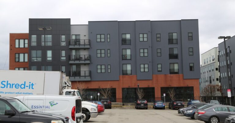 Gainey 시장의 저렴한 주택 계획은 피츠버그시 계획위원회에서 엄지 손가락을 얻습니다.
    


