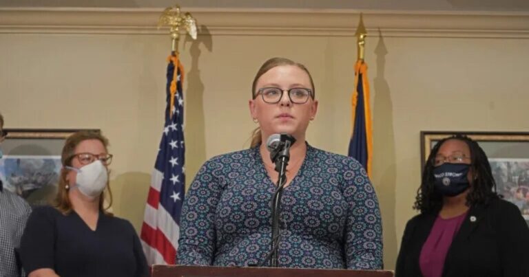 Pa. 입법자들은 총기 자살을 예방하기 위해 극도의 위험 보호 명령을 추진합니다.
    


