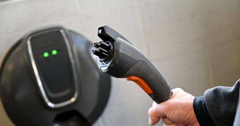 Pennsylvania EV 소유자에게 트럼프의 $ 5B 충전 프로그램이 의미 할 수있는 것은
    


