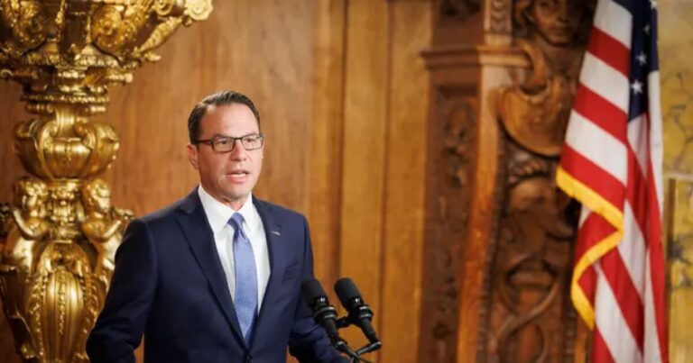 Shapiro는 법적 잡초, 예산의 기술 게임을 갱신하여 가장 가난한 학교에 $ 56m를 보내는 예산을 갱신합니다.
    


