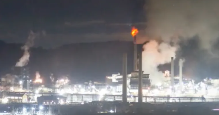 US Steel Clairton Coke Works 폭발은 2 명의 근로자를 병원으로 보냅니다.
    


