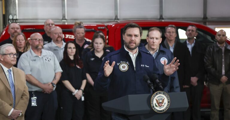 Vance가 '철도 안전에 더 잘해야 할 필요'에 따르면, 오하이오 열차 탈선에 대한 소송은 사망을 비난합니다.
    


