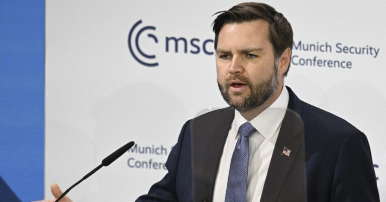 Vance는 뮌헨 연설에서 유럽 동맹국을 득점하여 민주주의에 대해 강의합니다.
    


