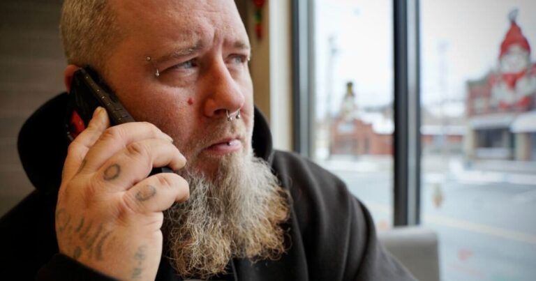 charleroi의 유리 공장 노동자들은 '림보에서'림보에서 네 번째로 지연된 후
    


