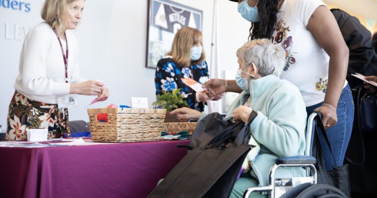 간병인과 환자 사이의 공감은 둘 다 도움이됩니다. 치매가 그 유대를 찢으면 어떻게됩니까?
    



