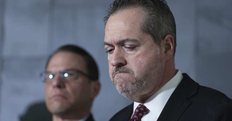 공무원 : 펜실베니아 주 요크에있는 UPMC Memorial Hospital에서 인질을 잡은 사수에 의해 사망 ​​한 장교.
    


