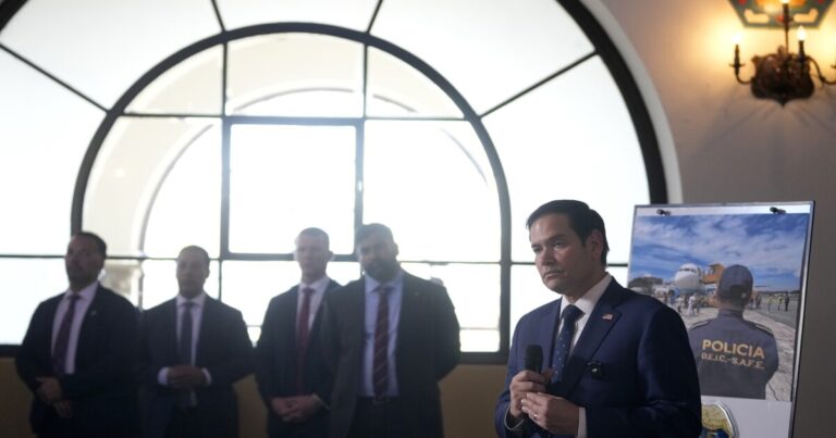 과테말라는 우리에게 또 다른 이주 추방 거래를 제공합니다
    


