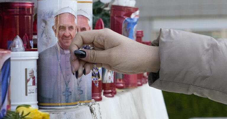 교황 프란치스코는 중요한 상태에 있다고 바티칸은 말한다
    


