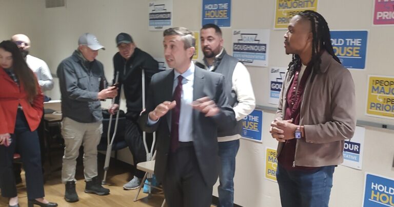 국민 민주당 의장 켄 마틴 (Ken Martin)은 맥키 스포츠를 방문하고, 서약 '우리는 기꺼이 싸울 것입니다'
    


