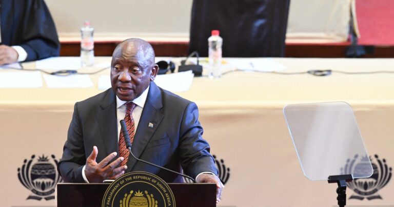 남아프리카와 함께 트럼프의 쇠고기는 무엇입니까?
    


