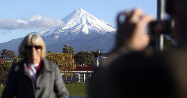 뉴질랜드 산은 마오리에게 신성한 것으로 인식하여 인격을 받았습니다.
    


