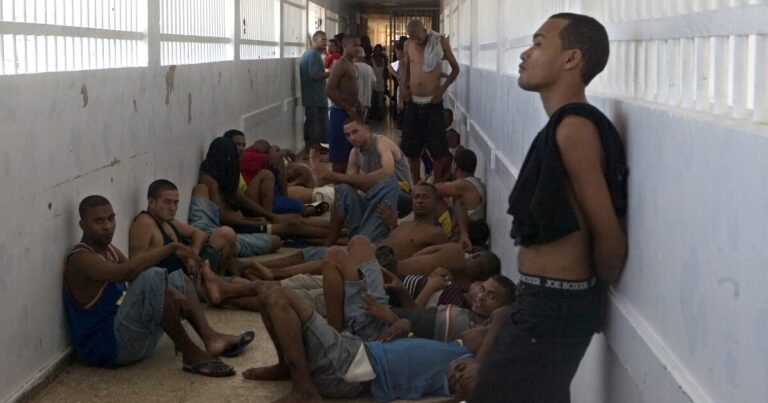 도미니카 공무원은 과밀 한 교도소에 대한 기소에 직면 한 수천 명의 수감자
    


