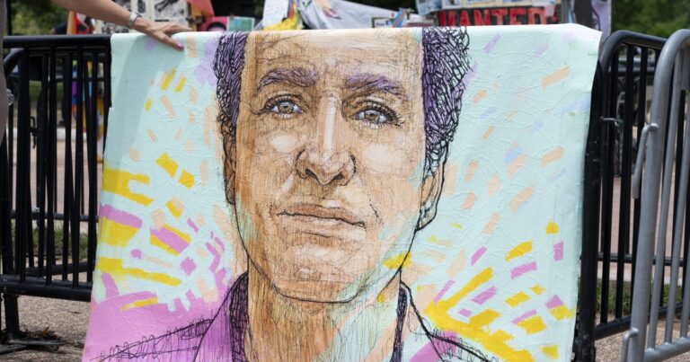 러시아는 펜실베이니아 교사 인 마크 포겔을 구금 한 것을 석방했다고 백악관은 말한다.
    


