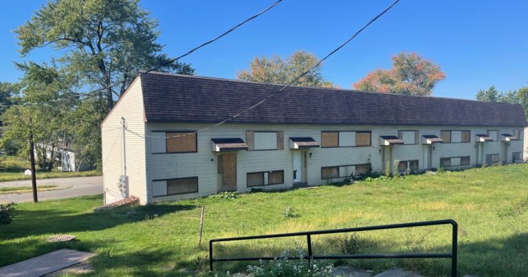 문제가있는 West Mifflin Apartments의 소유자는 재산, 재정과 관련된 혐의로 기소되었습니다. 
    


