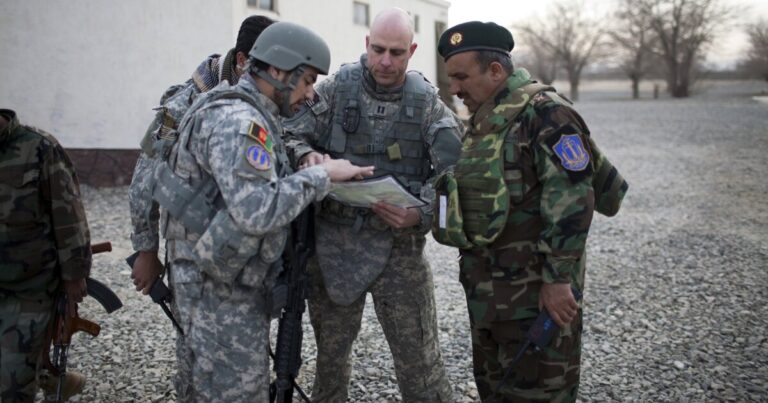 미국을 도와 준 아프간 인들은 난민에 대한 트럼프의 명령 후 위험한 림보에 있습니다.
    


