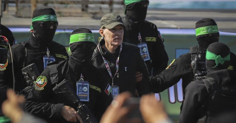 미국의 이중 시민은 팔레스타인 죄수들과 교환 된 3 명의 이스라엘 인질 중 하나입니다.
    


