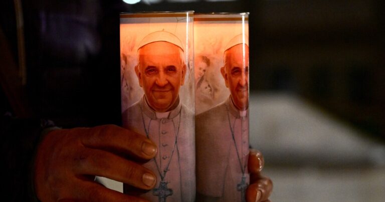 바티칸은 교황 프란치스코는 '평화로운'밤을 보냈지 만 중요한 상태에 있다고 말합니다.
    


