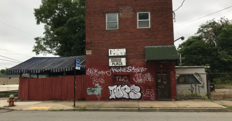 부동산, 개발자는 유명한 피츠버그 게이 바 Donny 's Place의 역사적인 후보자
    


