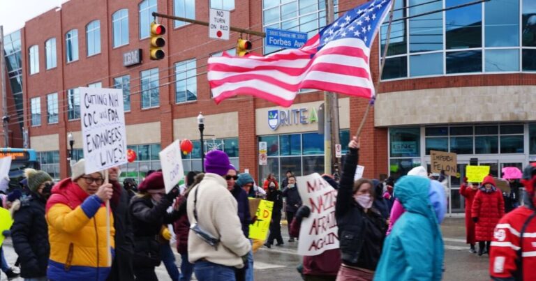 수백 명의 피츠버그에 항의 트럼프 컷, 우크라이나, 이민자, 트랜스 사람들에 대한 음성 지원
    


