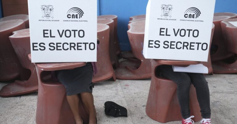 에콰도르의 보수적 인 현직 및 좌파 변호사가 대통령 결선으로 진출
    


