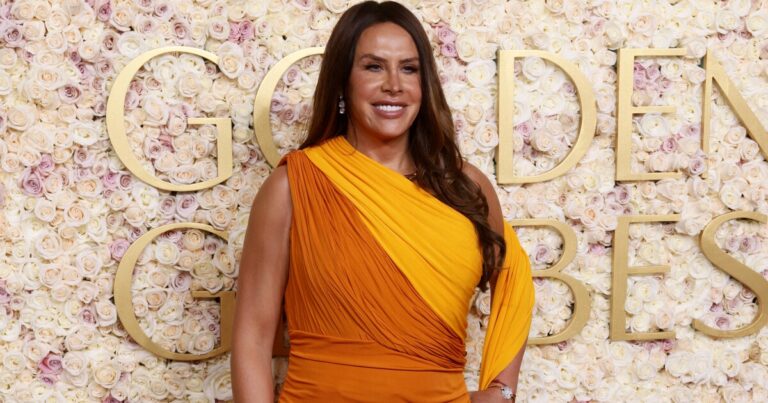 오스카상을 수상한 여배우 Karla Sofía Gascón은 오래된 소셜 미디어 게시물에 대해 사과합니다.
    


