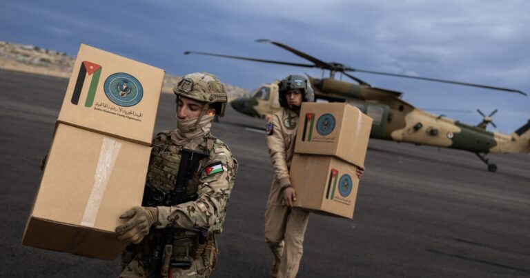 요르단의 군대는 가자에 도움을주기위한 공기 교량을 시험하는 것입니다.
    


