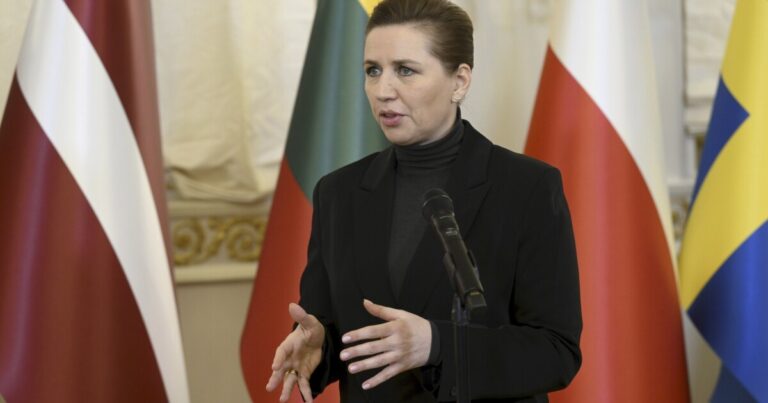 유럽 ​​투어의 덴마크 리더는 국가가 그린란드 주변의 존재를 높이기 위해 움직입니다.
    


