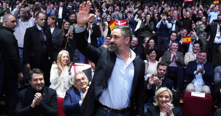 유럽의 가장 오른쪽 지도자들은 트럼프에게 박수를 보내고 미국 관세의 가능한 위협을 경시합니다.
    


