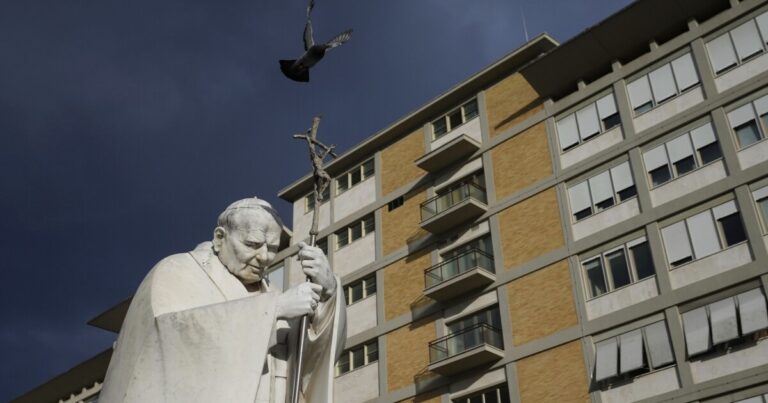 의사가 호흡기 감염으로 인한 교황 프랜시스에 대한 '절대 휴식'주문
    



