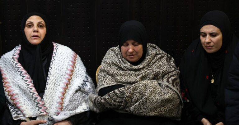 이스라엘은 팔레스타인 죄수 석방을 지연시킵니다. 탱크를 웨스트 뱅크로 옮깁니다
    


