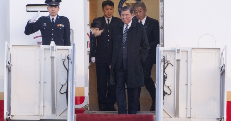 일본의 이시바 총리는 트럼프를 방문하는 동안 동맹의 중요성을 높일 것입니다.
    


