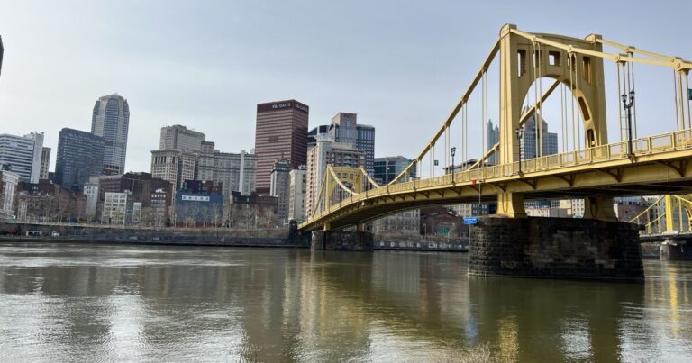 전복 된 유조선에서의 디젤 유출 피츠버그에있는 Allegheny River로 들어갑니다.
    


