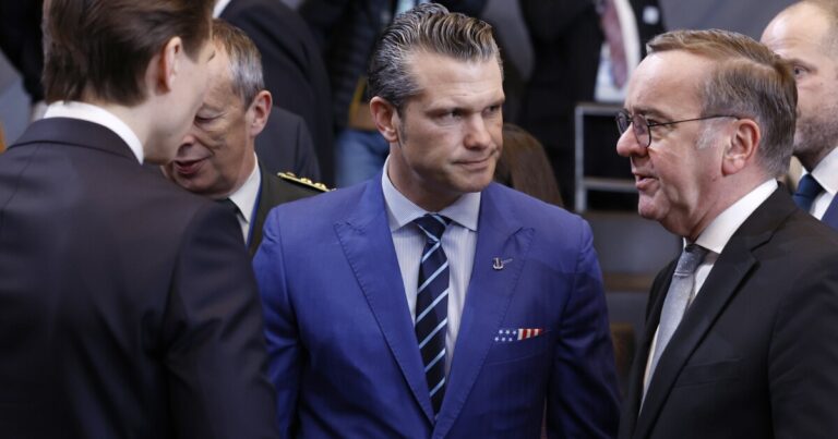 트럼프가 푸틴 대통령이 대화를 나누면서 나토 연합국은 우크라이나와 유럽을 포함한다고 주장합니다.
    


