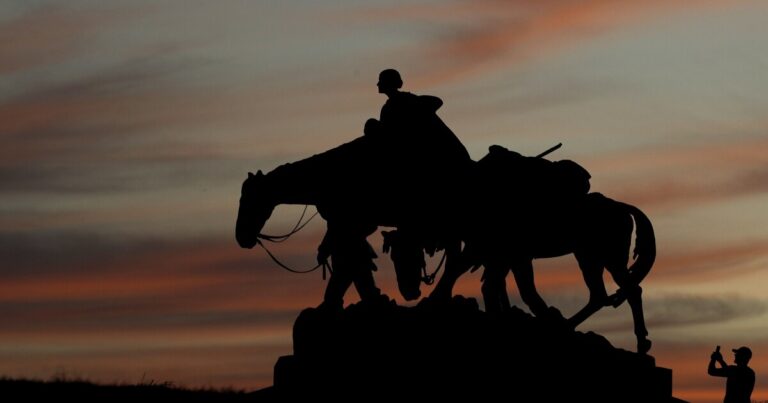 트럼프는 그가 미국의 '매니페스트 운명'을 불러 일으킬 때 무엇을 의미합니까?
    


