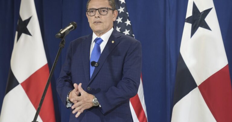 파나마 호텔에서 미국에서 약 300 명의 추방자들이 열렸습니다
    


