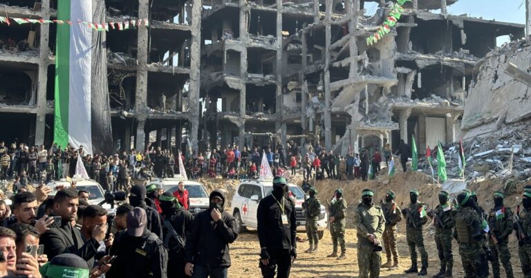 팔레스타인 죄수들을 대가로 가자에서 3 명의 이스라엘과 5 명의 인질이 해방되었습니다.
    


