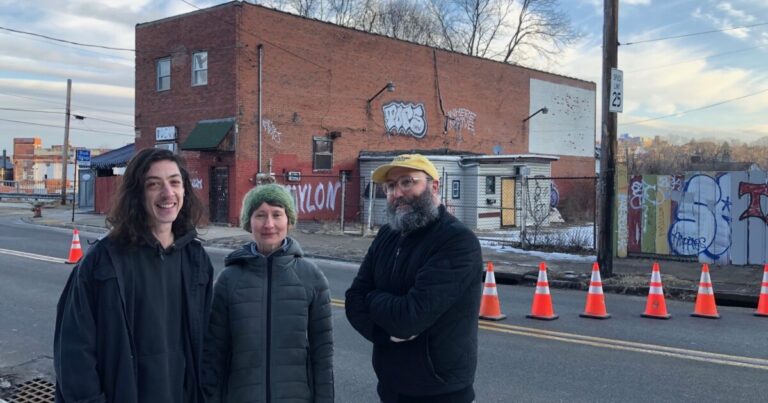 폴란드 힐 바는 피츠버그 최초의 LGBTQ 역사 사이트로 지명되었습니다.
    


