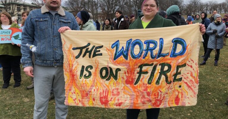 피츠버그 기후 랠리 공격 트럼프의 연사
    


