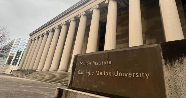 피츠버그 대학교가 법적 도전에 참여함에 따라 전국적으로 NIH 자금 조달 삭감 판사
    


