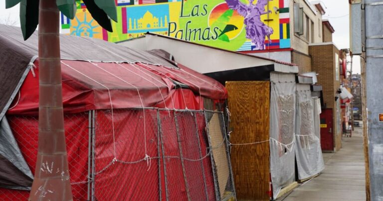 피츠버그 사업은 월요일 항의에서 이민자들을 지원하기 위해 문을 닫았다
    


