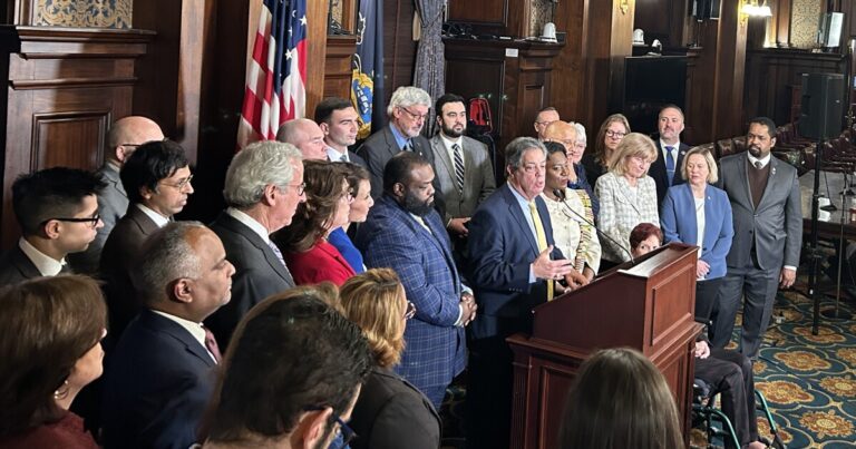 피츠버그 지역 의원들은 주 예산 대화가 진행됨에 따라 앞서 보입니다.
    


