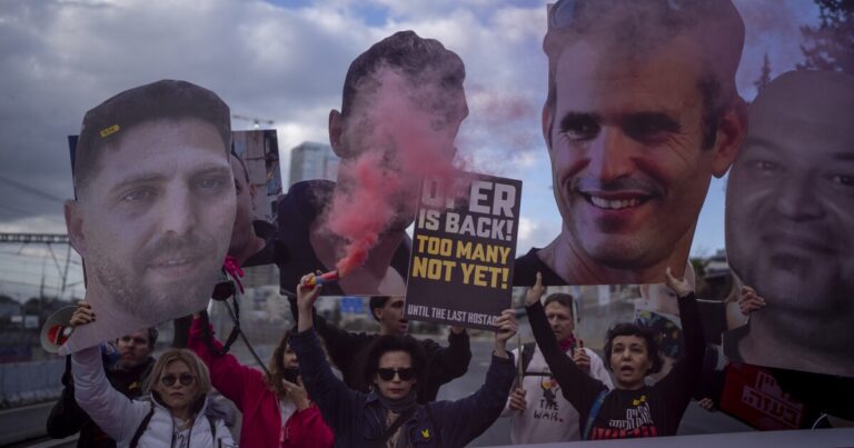 하마스는 이번 주말에 예정된대로 인질을 발표 할 것이라고 말했다.
    


