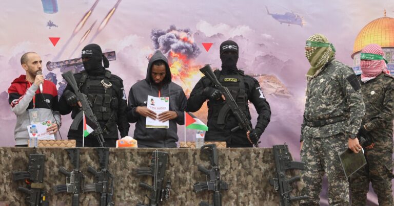 하마스는 이스라엘 인질을 풀고 시리 비바스의 유적을 반환합니다
    


