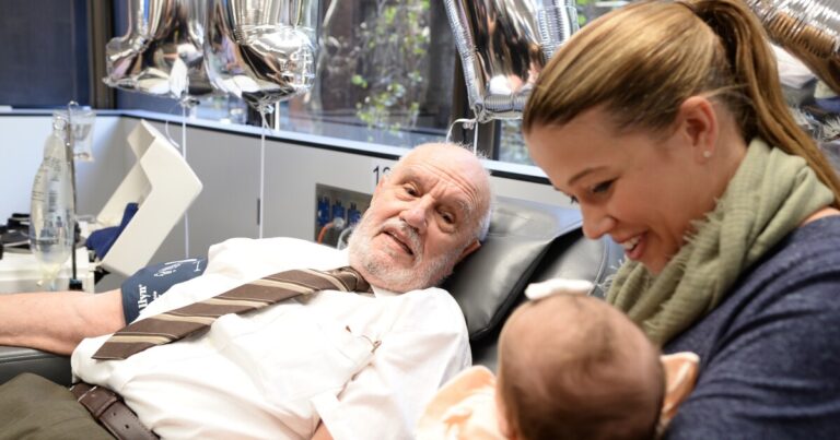 2 백만 명이 넘는 아기를 구한 헌혈이 사망 한 James Harrison이 사망했습니다.
    


